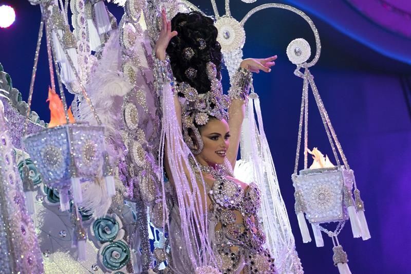 La candidata Sara Cedrés Blanco, con la fantasía 'Eterno amor'