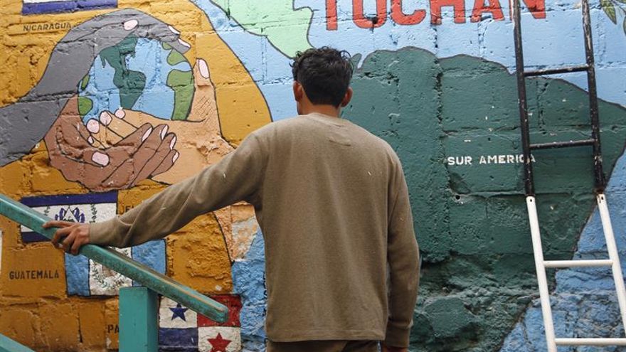 Migrantes y desplazados, expuestos a abusos y desamparo económico en México