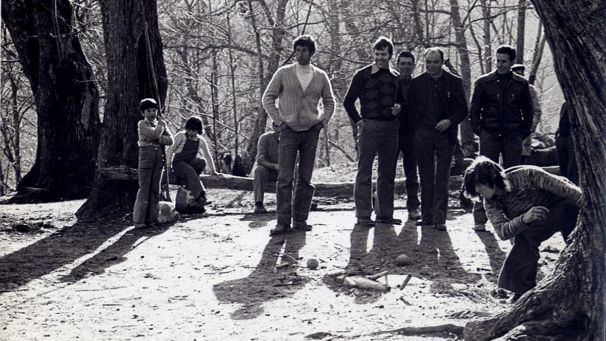 Fotograma de jóvenes jugando a los bolos del documental 'Villasinde 74. Memorias de un pueblo'.