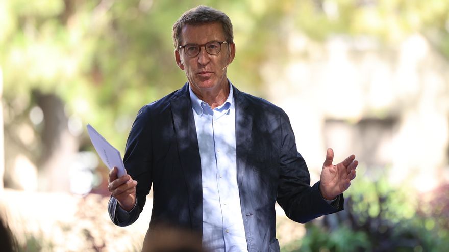 Feijóo reclama para el comienzo de curso lo contrario de lo que hicieron él mismo o Rajoy con los libros de texto