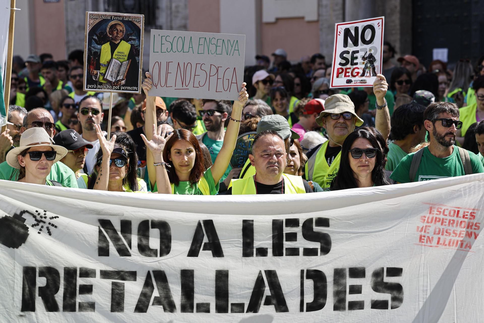 Concentración de profesores junto a la acampada de este miércoles.
