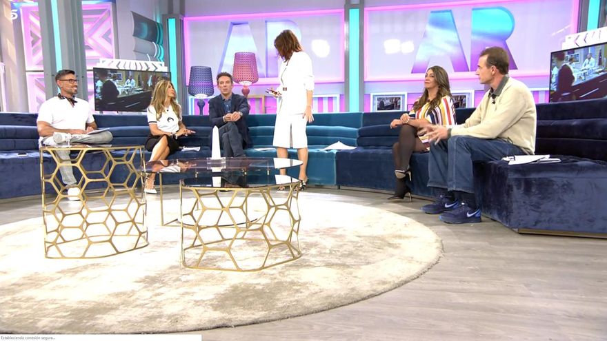 Quintana recuerda cómo "dieron" a Barberá, mientras mira de pie a Prat