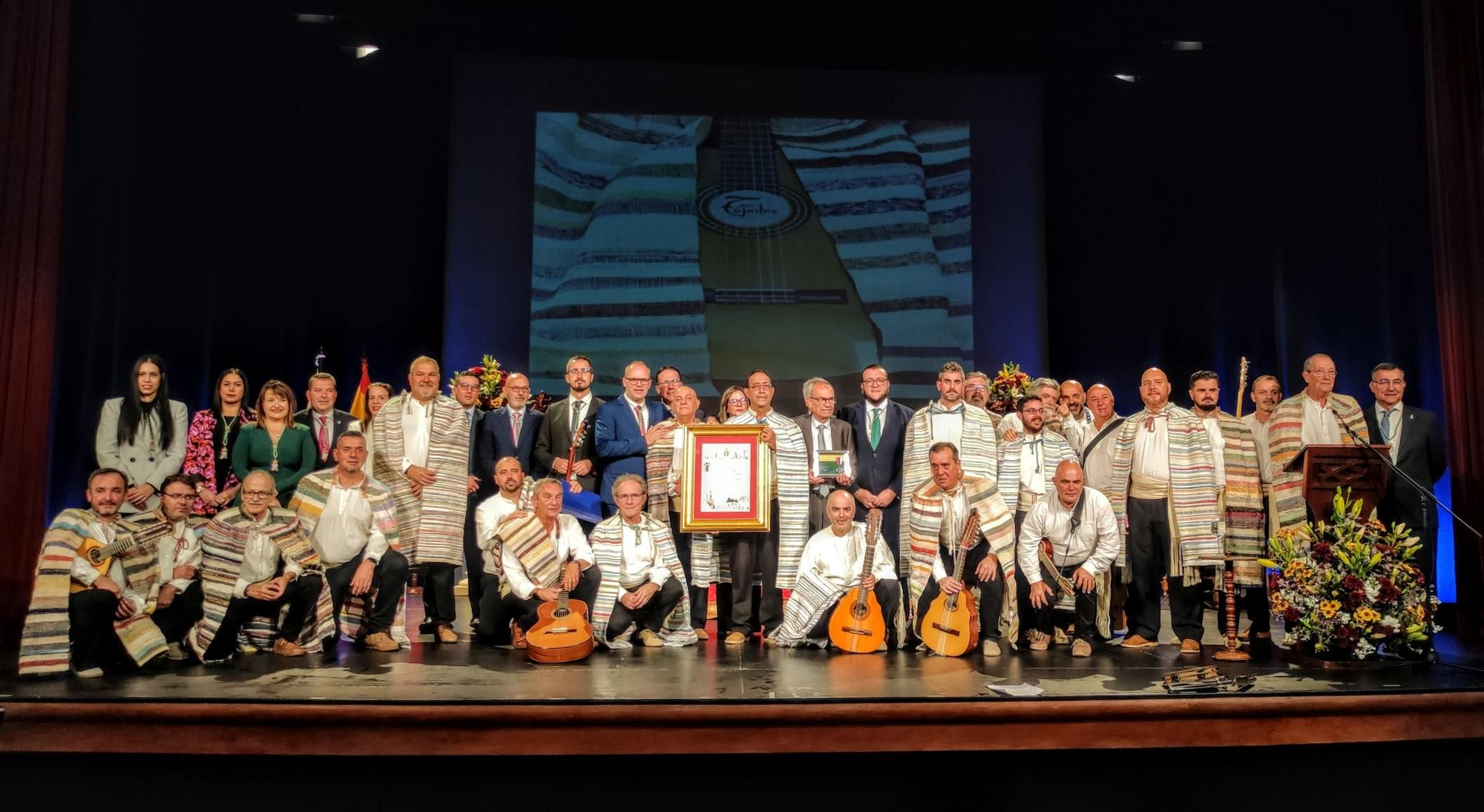 Los miembros de Tajadre y las autoridades tras la entrega de la medalla.