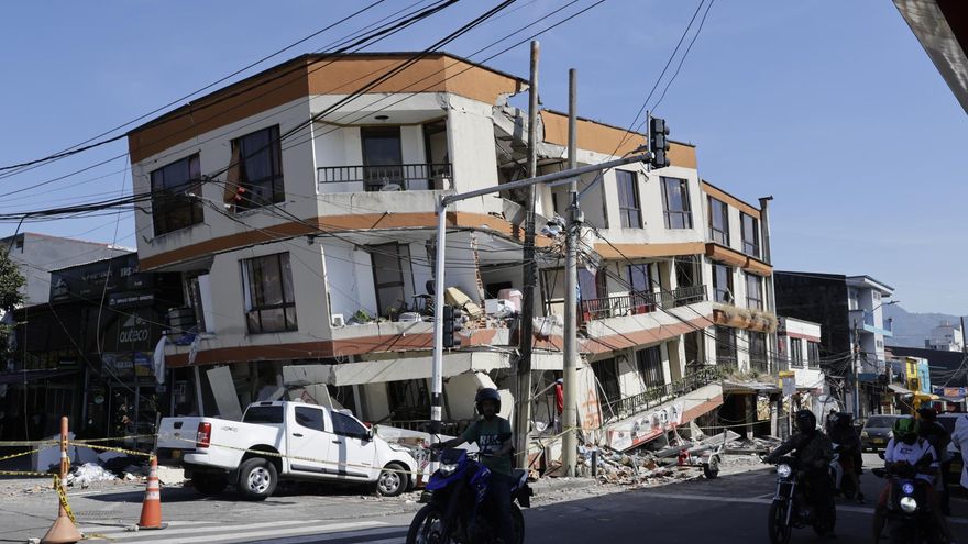 Varias personas en la ciudad colombiana de Pereira circulaban este martes en motocicletas frente a una edificación destruida tras el terremoto de magnitud 7,4 que sacudió el lunes la mayor parte del país.