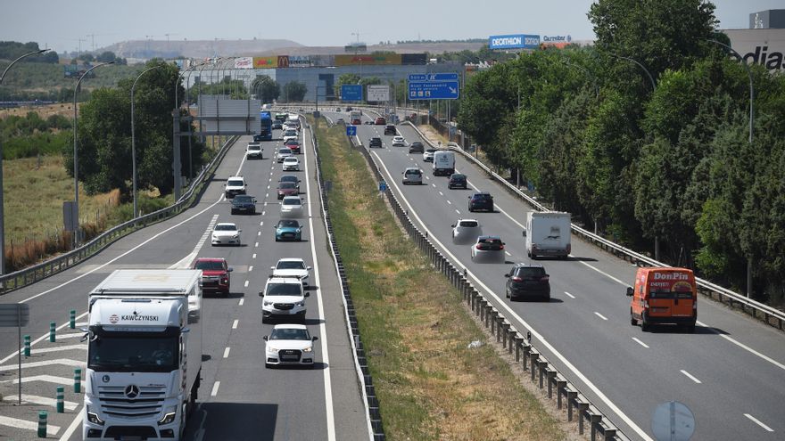 Vehículos en la autovía.