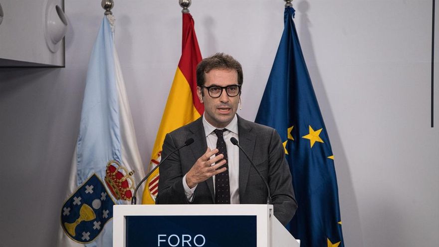 El ministro de Economía, Carlos Cuerpo, interviene durante la segunda jornada del ‘Foro de La Toja - Vínculo Atlántico’ 2025, en el Eurostars Gran Hotel La Toja, a 3 de octubre de 2025, en la Illa de la Toja, Pontevedra, Galicia (España).