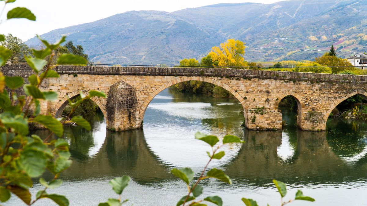 Este puente romano-medieval une dos pequeños pueblos, fue declarado Bien de Interés Cultural y sus arcos y pilares son completamente desiguales