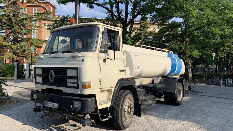 La contrata de limpieza de Vitoria renueva la flota con un camión... de 1986