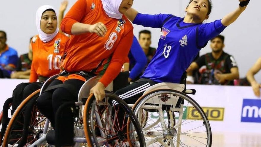 La jugadora afgana de baloncesto en silla de ruedas que espera su evacuación a España: "Me siento muerta en vida"