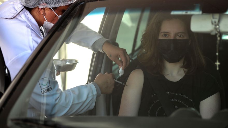 Una mujer recibe una vacuna contra la covid-19 hoy, en Sao Paulo (Brasil). Sao Paulo, la mayor ciudad brasileña y la más castigada por la pandemia, puso en marcha este sábado una campaña para inmunizar en 34 horas sin interrupción a los 600.000 jóvenes que aún no recibieron la primera dosis de la vacuna contra la covid y completar así la vacunación de todos sus adultos. EFE/ Sebastiao Moreira