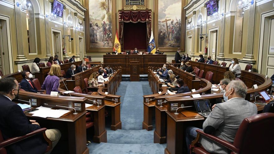El Parlamento canario dona 200.000 euros a La Palma