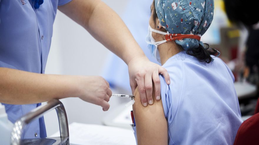 Vacunación de personal sanitario en el Hospital Valdecilla.