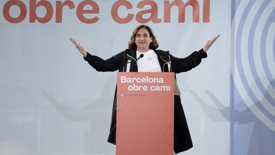 La alcaldesa de Barcelona y candidata a la reelección, Ada Colau, interviene en un acto de campaña, en Plaza Cataluña, a 24 de mayo de 2023, en Barcelona, Cataluña (España).