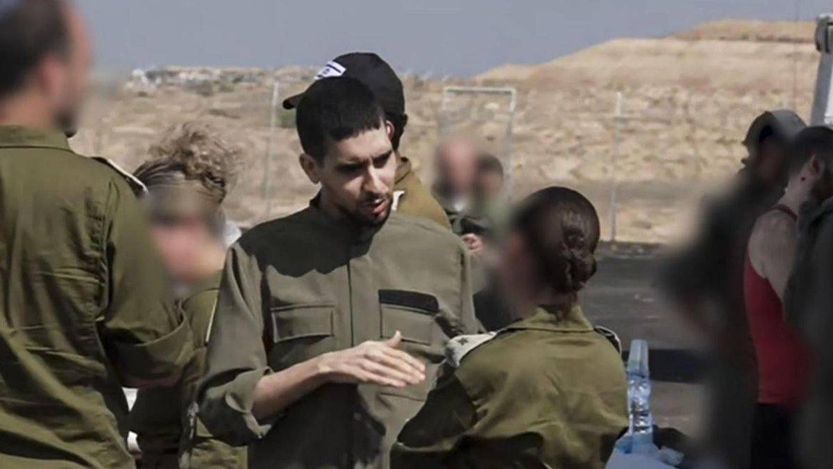 Evyatar David junto a representantes de las Fuerzas de Defensa de Israel, en Jerusalén, este lunes.