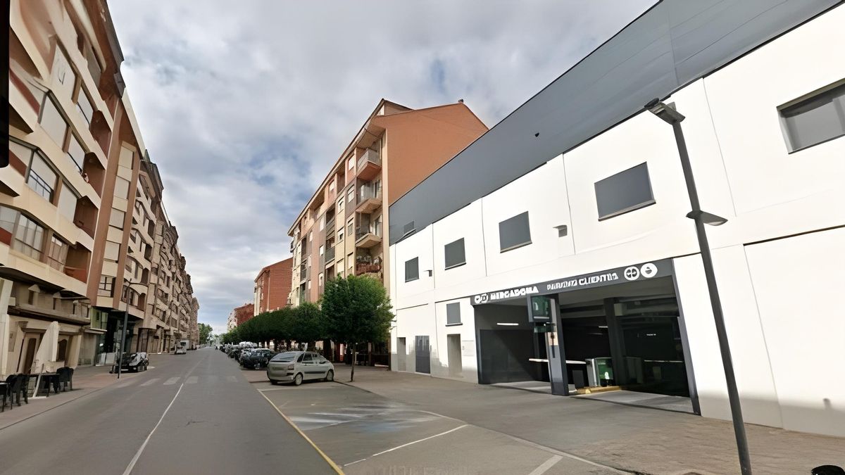 Una colisión múltiple dentro del parking del Mercadona de La Bañeza causa el caos y deja a una conductora herida