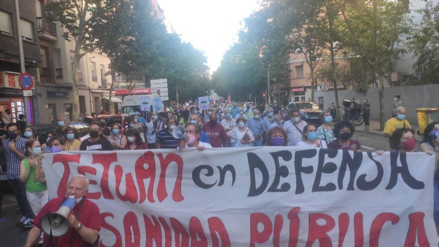 Manifestación contra el cierre del centro de salud avanzando por la calle de Lope de Haro