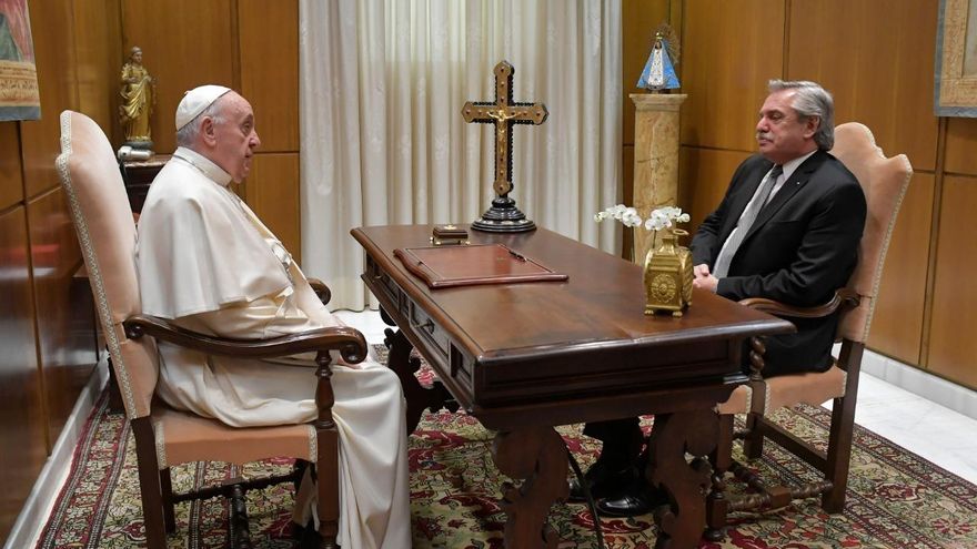 35 minutos a solas, en una charla "positiva" entre el Papa Francisco y Alberto Fernández