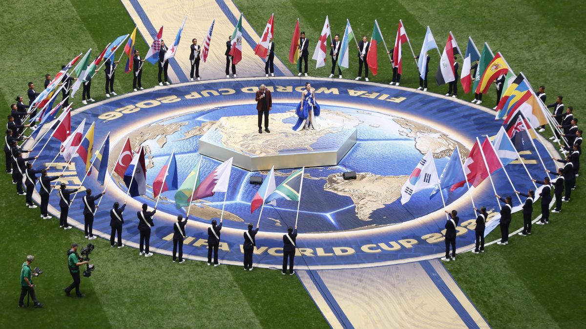 Andrea Bocelli y Ejae, durante su actuación en la inauguración del Mundial 2026