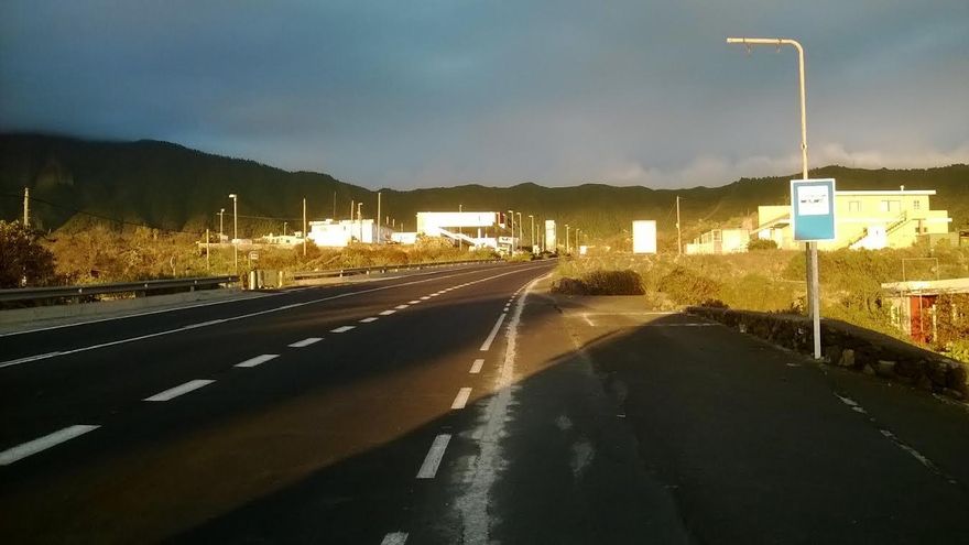 En la imagen, en primer término, parada de guagua donde se construirá una de las marquesinas en la Recta Padrón.