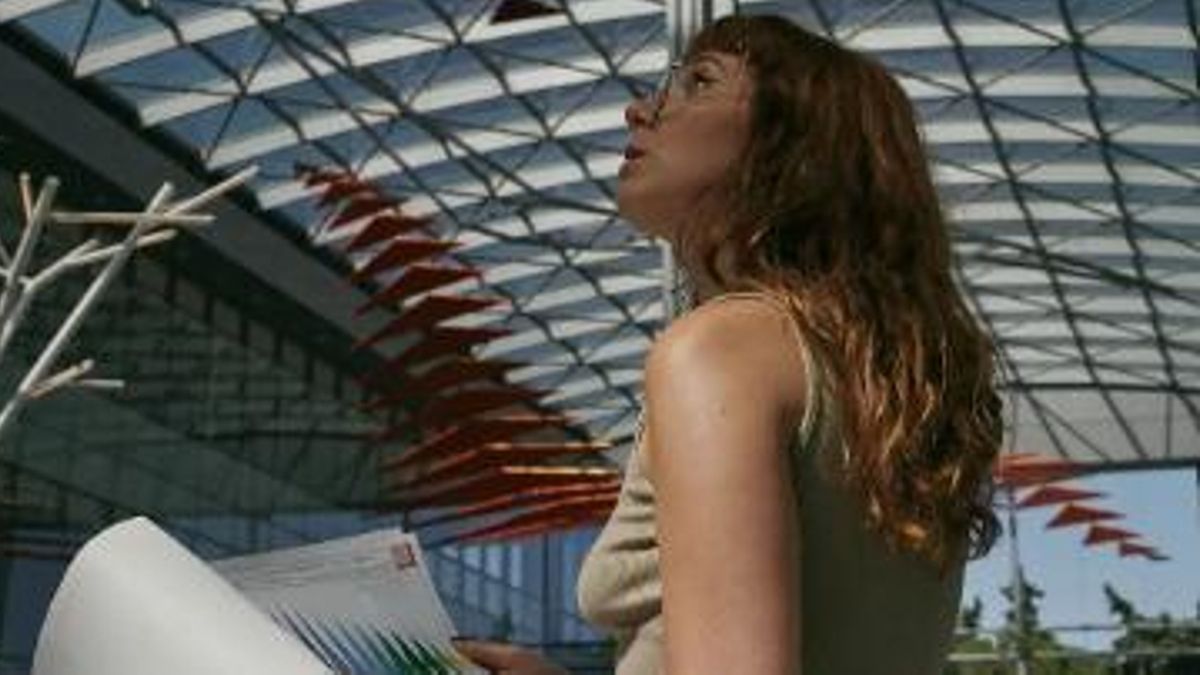 El arte como interrupción: Constanza Schwartz y la instalación que habita un edificio corporativo