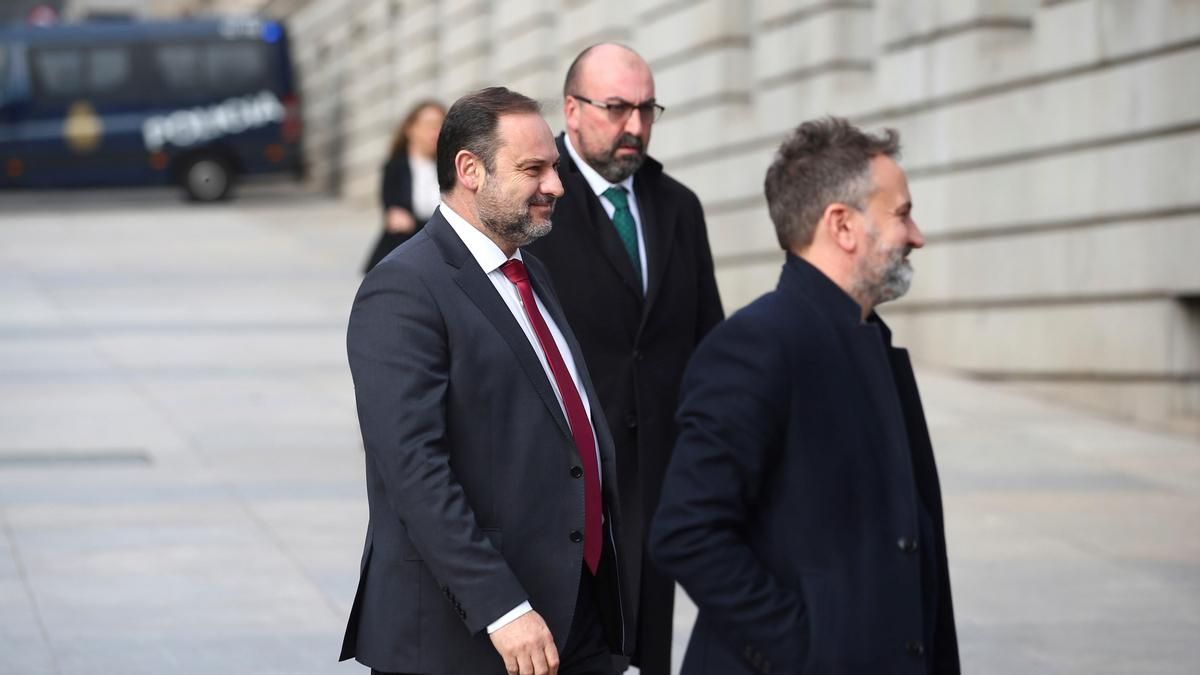Koldo García (centro) con José Luis Ábalos, en una imagen de archivo.