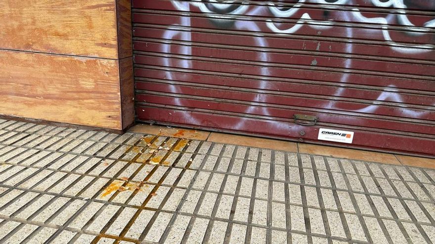 La sede del PSOE de Castilla y León amanece con su puerta cubierta de restos de huevos