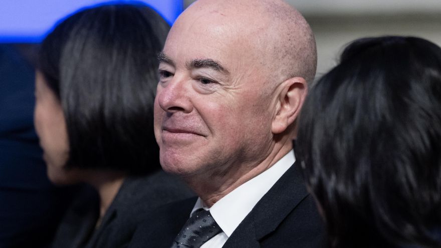 Mayorkas dice que la Administración de Biden ha expulsado a más migrantes que la de Trump