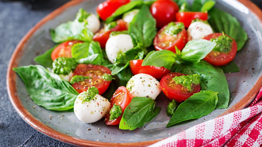 Todos los secretos de la ensalada caprese, la receta fácil y clásica de la gastronomía italiana
