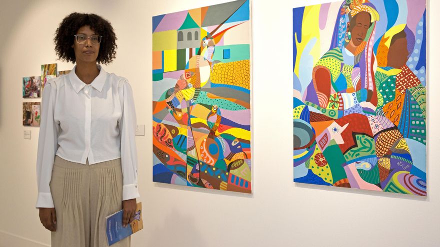 Aicha Janeiro, comisaria de la exposición 'Memorias en movimiento' junto a las obras de Mohamed Sidi