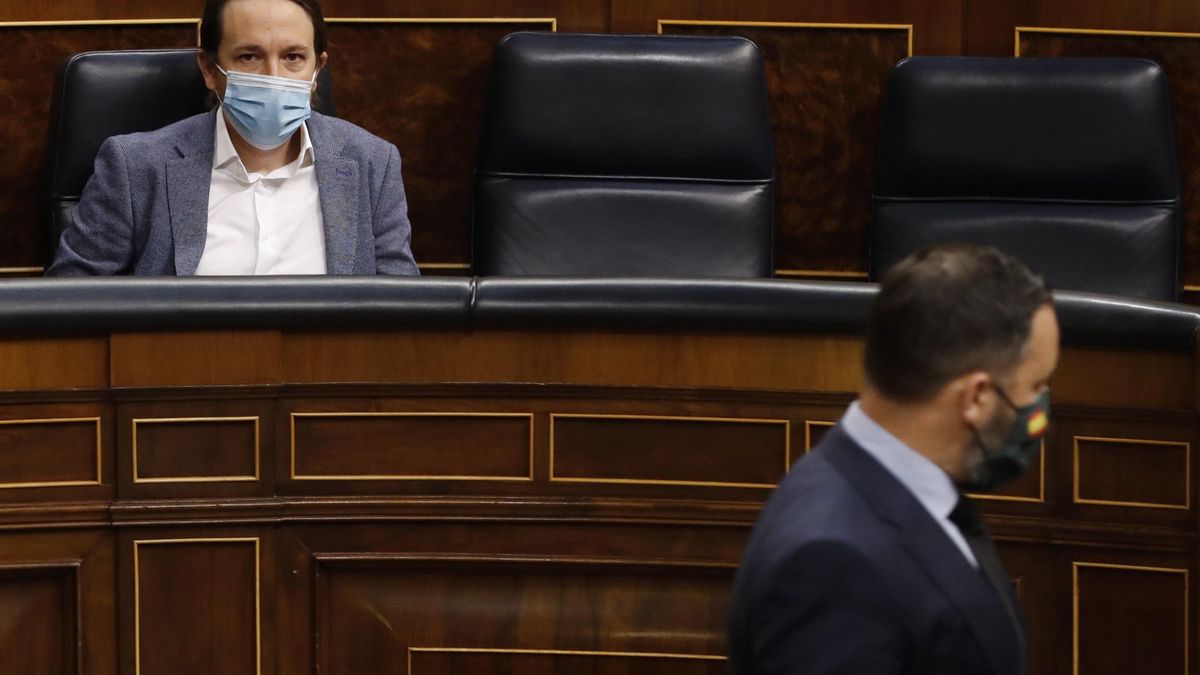 El presidente de Vox, Santiago Abascal, pasa delante del escaño del vicepresidente segundo del Gobierno, Pablo Iglesias