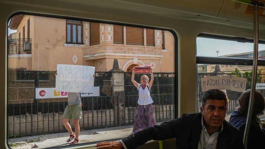 Mazón, recibido en Torrent con gritos de “dimisión” en el viaje de prueba de recuperación del metro tras la DANA