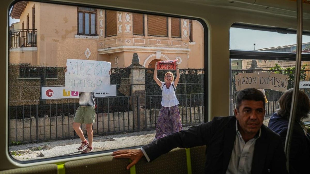Imagen de la llegada de Mazón en el metro a la estación de Torrent entre las protestas.