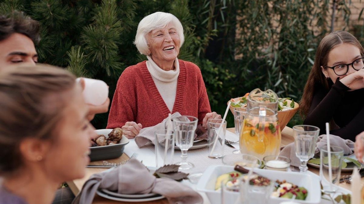 Una dieta saludable, el ejercicio y las relaciones sociales ayudan a conservar la memoria.