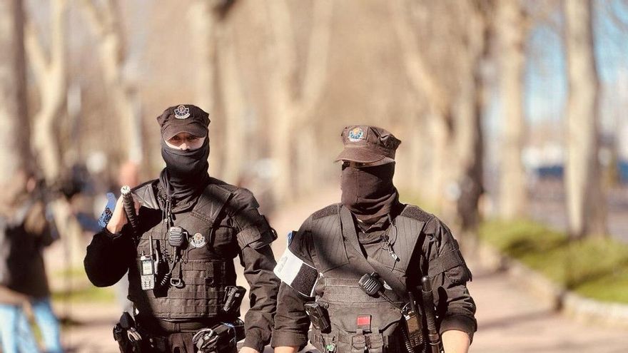 Selfis de Vox y contraprotesta de GKS sin incidentes en un campus de la EHU en Vitoria blindado por la Ertzaintza