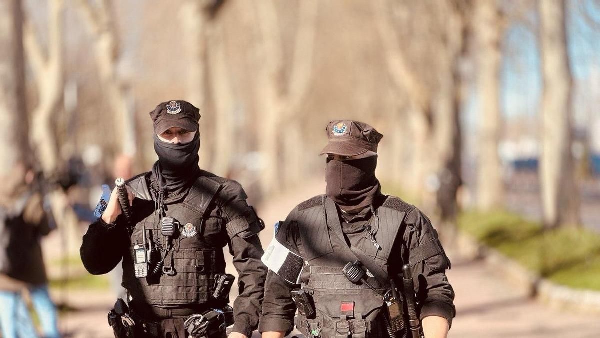 Selfis de Vox y contraprotesta de GKS sin incidentes en un campus de la EHU en Vitoria blindado por la Ertzaintza