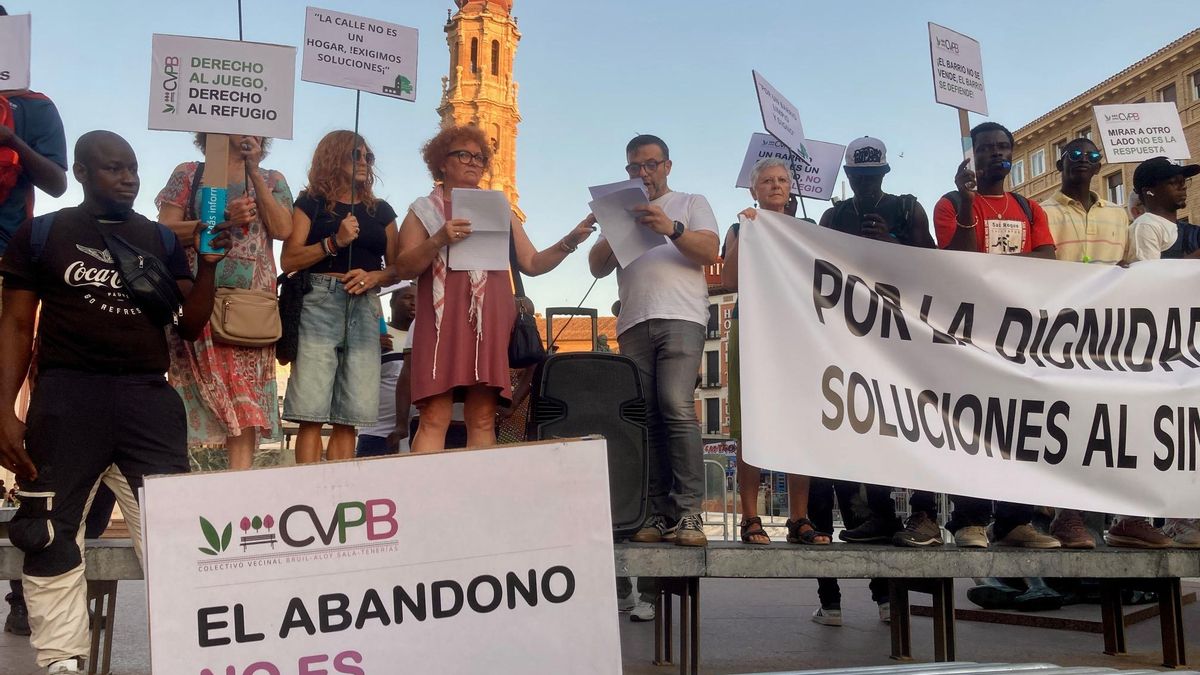Lectura del manifiesto en la Plaza del Pilar de Zaragoza