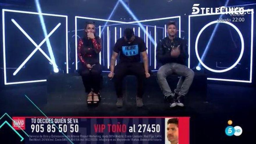 Elettra, Tutto y Toño en la sala de expulsiones