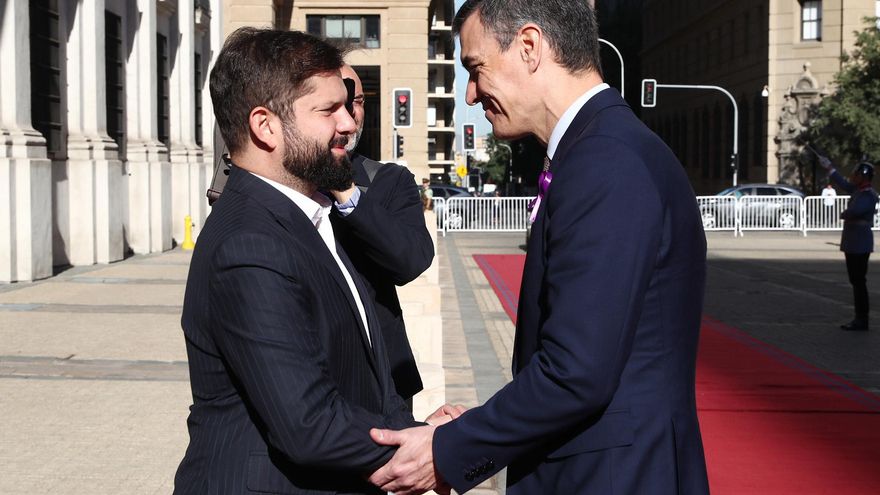 Archivo - El presidente del Gobierno, Pedro Sánchez (d), y el presidente de la República de Chile, Gabriel Boric (i), se saludan a su llegada al Palacio de la Moneda, a 8 de marzo de 2024