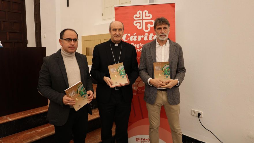 De izq. a dcha., Francisco José Sánchez Heras, presidente de Cáritas Regional Andalucía, Jesús Fernández González, obispo de Córdoba, y Daniel Rodríguez de Blas, coordinador del informe FOESSA en Andalucía.