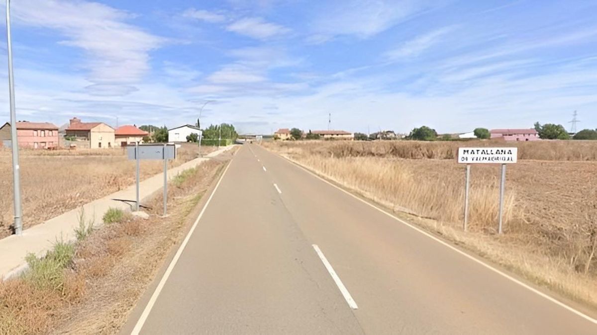 Herido un peatón al golpearle troncos de un camión de transporte de madera que volcó en Matallana de Valmadrigal
