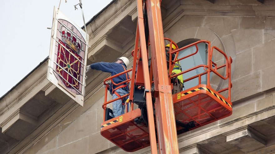 Imagen del momento en el que se cambió la laureada franquista por un escudo de Navarra en el Palacio foral.