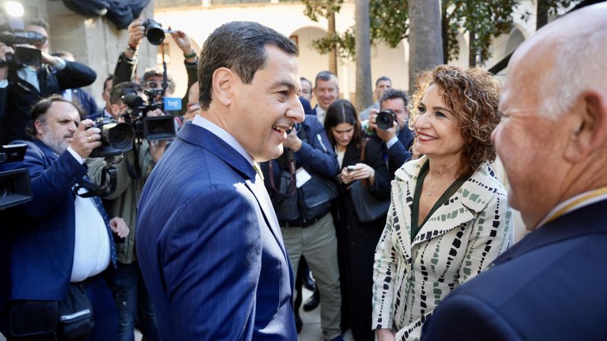 La vicepresidenta primera y ministra de Hacienda y candidata a la Junta de Andalucía del PSOE-A, María Jesús Montero saluda al presidente de la Junta de Andalucía, Juanma Moreno (d) a su llegada al acto del Día de Andalucía. A 28 de febrero de 2026