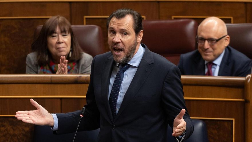 El ministro de Transportes y Movilidad Sostenible, Óscar Puente, interviene durante una sesión de control al Gobierno, en el Congreso de los Diputados, a 28 de febrero de 2024