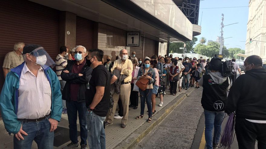 Colas, quejas y desorden en el arranque de la vacunación de adultos mayores en el Luna Park