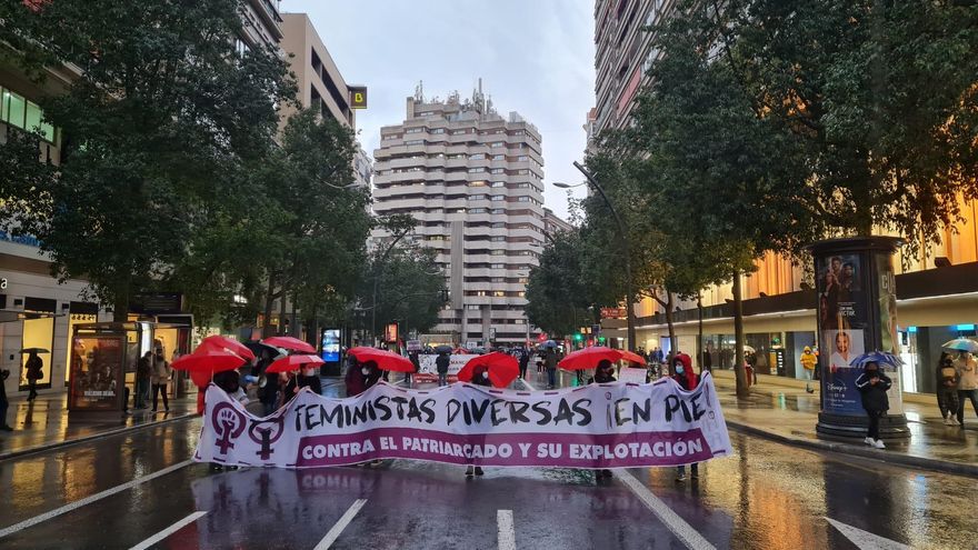 Tres filas y dos metros de distancia en el 8M de Murcia: "¡Nos quieren sumisas, nos tienen combativas!"