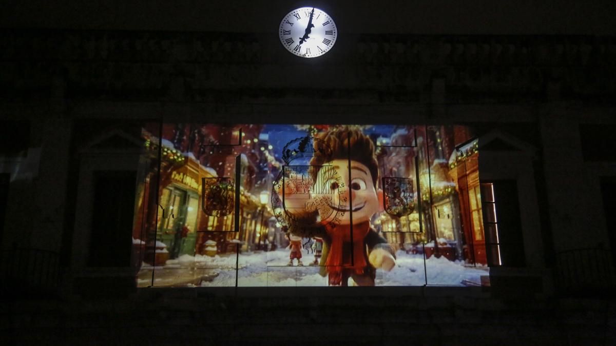 Espectáculo aéreo en la plaza de la Corredera