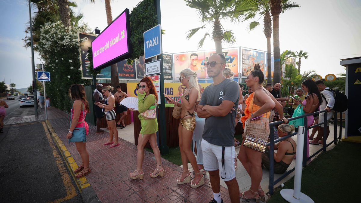 Un grupo de turistas en la parte trasera del establecimiento.