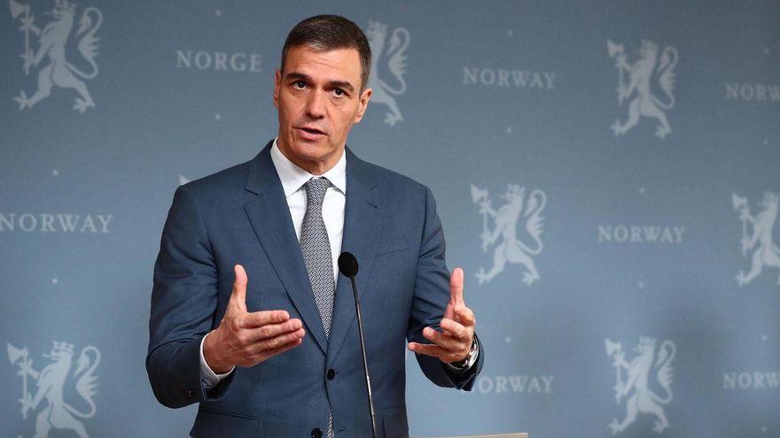 El presidente del Gobierno, Pedro Sánchez, durante su rueda de prensa tras su reunión con el primer ministro del Reino de Noruega, Jonas Gahr Støre, en Oslo, a 12 de abril de 2024, en Oslo (Noruega).