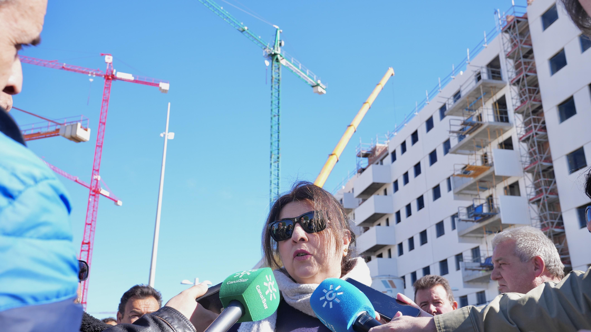 Antonio Herencia (UGT) y Esperanza Sánchez (CCOO Hábitat) atienden a los medios durante la huelga de gruistas en Córdoba