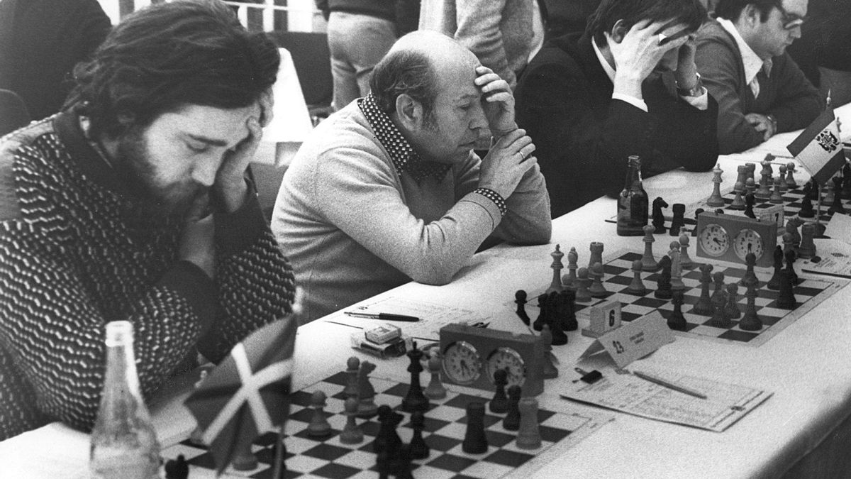 El gran mestre espanyol d’escacs, al centre de la fotografia, en un moment de les partides del VIII Open Internacional Ciutat de Sant Sebastià